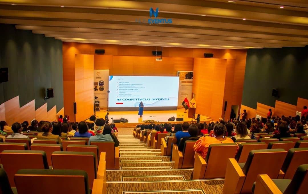Auditório cheio durante uma conferência
