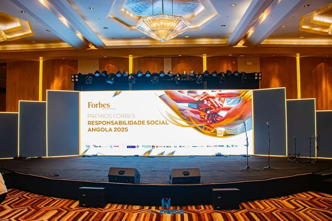 Palco da gala Forbes de Responsabilidade Social com ecrã LED e iluminação