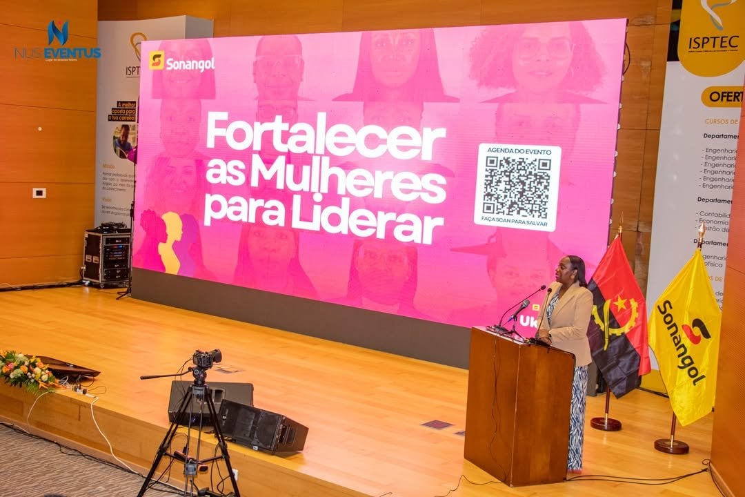 Oradora no púlpito com ecrã LED rosa da Sonangol
