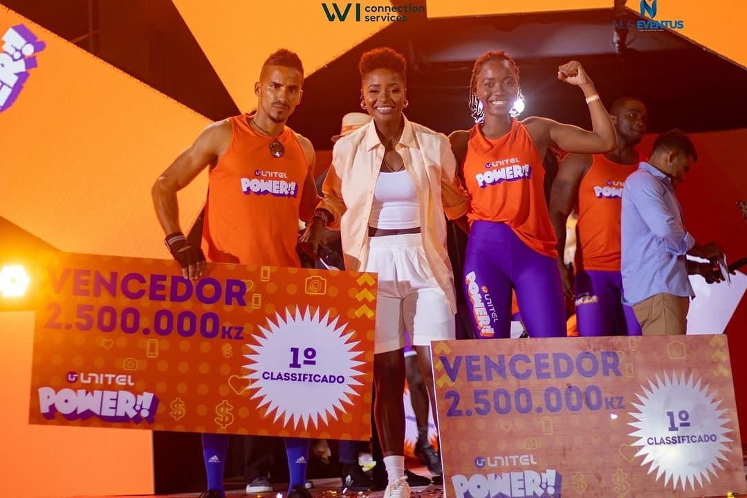 Vencedores em palco com cheques do Unitel Power