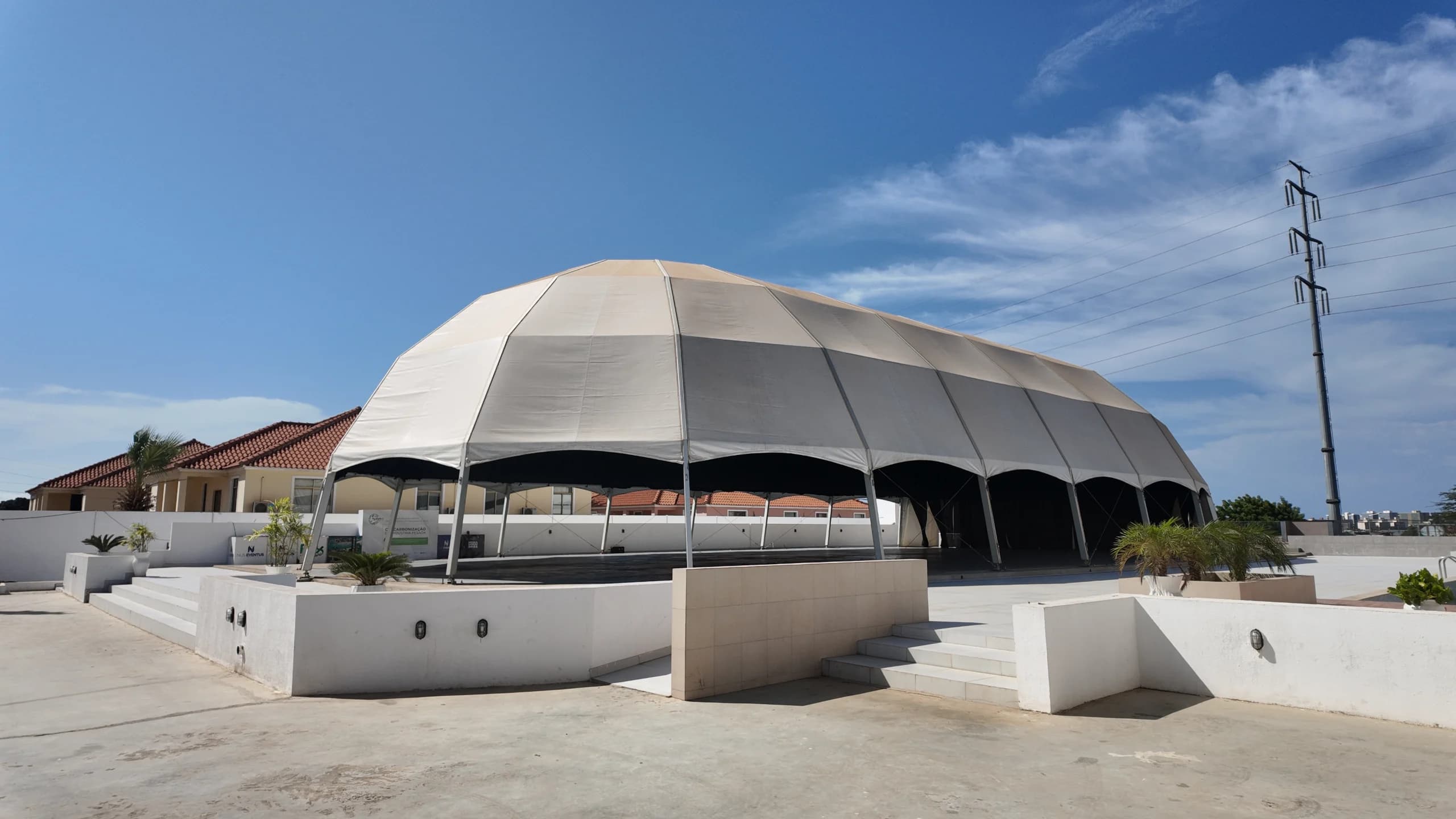 Corredor coberto montado com a Tenda da Nus